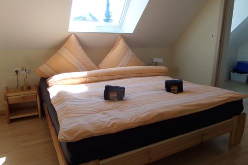 Borkum Ferienwohnung Seebrise - Schlafzimmer mit angrenzendem Bad