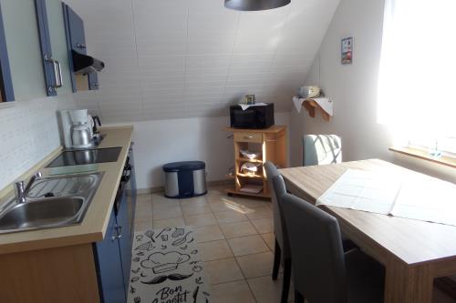 Borkum Ferienwohnung Haus Lübbers - Küche mit Essbereich
