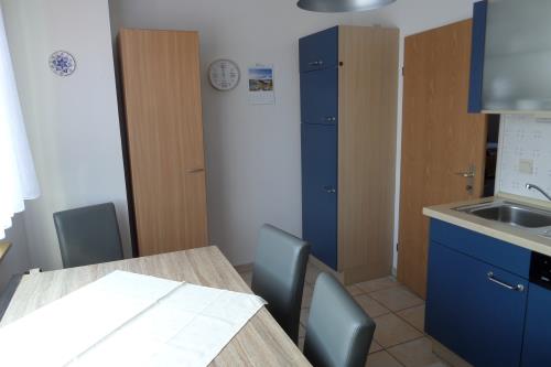 Borkum Ferienwohnung Haus Lübbers - Küche mit Essbereich